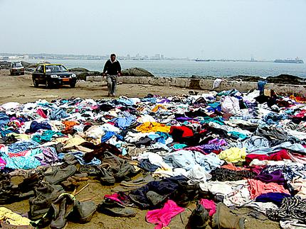 Ropa abandonada frente al mar